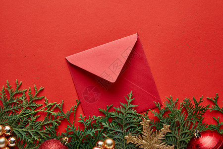 上面有闪亮的圣诞装饰信封和粉红色背景背景图片