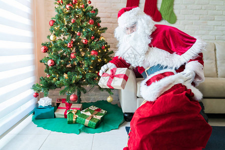 圣诞老人在家客厅的圣诞背景图片