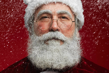 最贴近的圣诞老人肖像看着摄影机图片