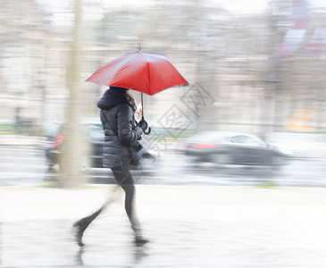 雨天在繁忙的街道上挂图片