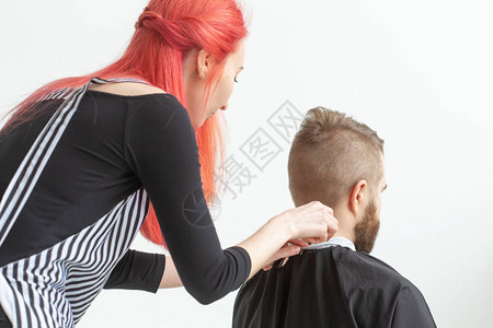 美发师发型师和理发店概念女发型师切割一个图片