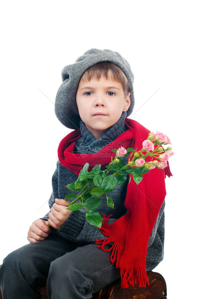 一名年轻男孩拿着玫瑰花的肖像白图片
