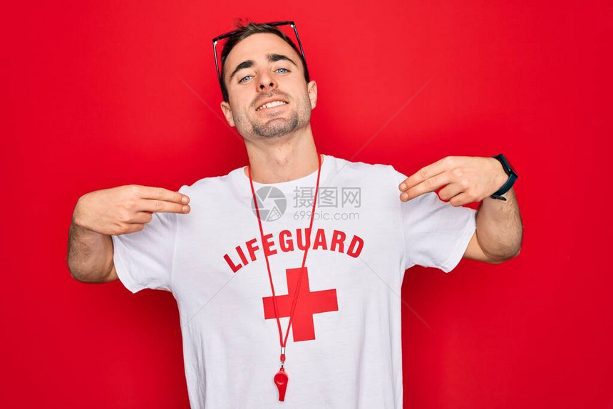 英俊的救生员穿着带红十字的T恤图片