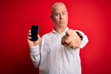 中年白发男子手持智能手机图片