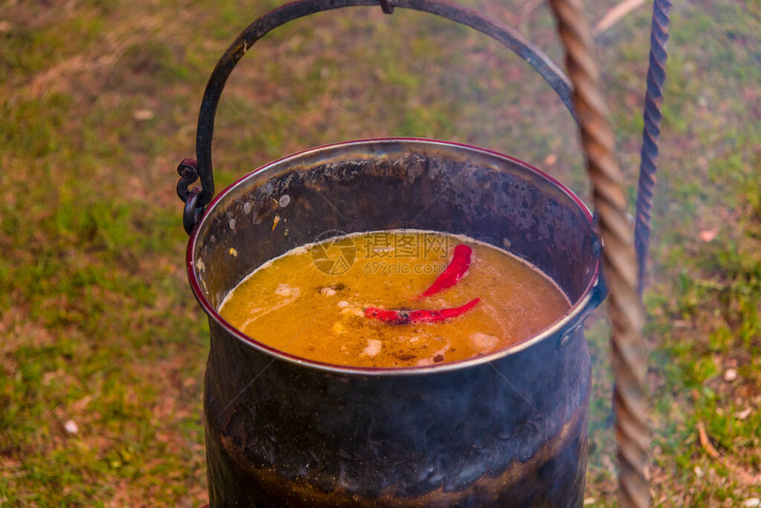 用大锅在明火上煮辣椒汤图片