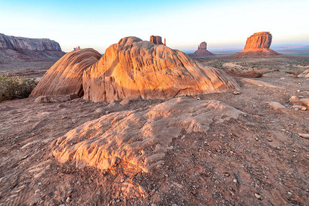 美国古迹谷红岩夏日明亮背景图片
