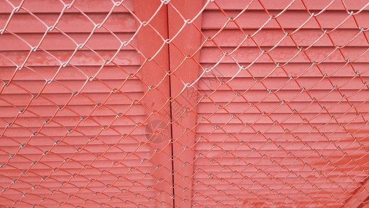 带网格的红色金属栅栏背景图片
