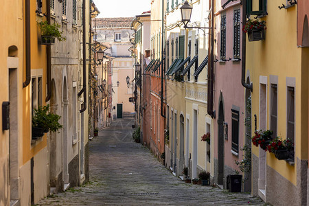 意大利古里亚LaSpezia的CastelnuuovoMagra老街图片