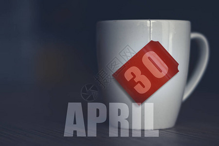 每月第30天茶杯和茶袋标签上的日期图片