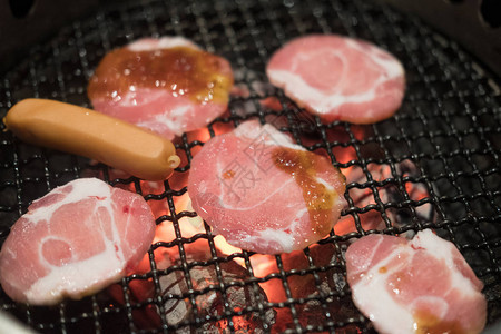 猪肉切片烤在日式炉子上图片