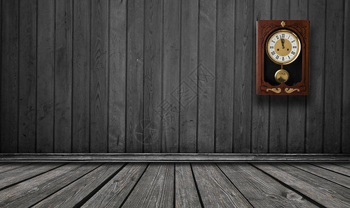 木墙上有一个时钟显示时间是五分钟到十二图片