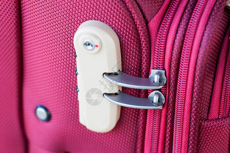 红色手提箱旅行包上的密码锁图片