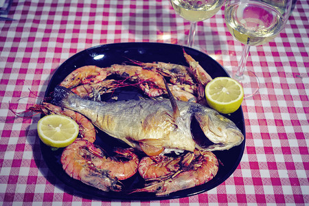 鱼海脂和龙虾饭加柠檬在桌上图片