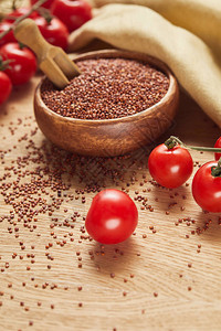 木碗中红quinoa有选择焦点图片