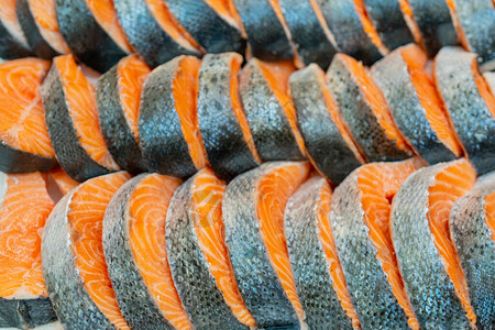 新鲜的鲑鱼牛排海产食品在商店卖掉在超市窗图片