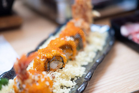 盘中的虾天妇罗卷日本寿司卷图片