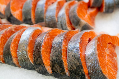 新鲜的鲑鱼牛排海产食品在商店卖掉在超市窗图片