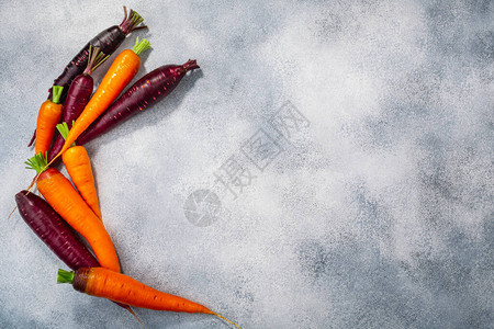 红胡萝卜橙色和紫炭氰胺富含背景图片