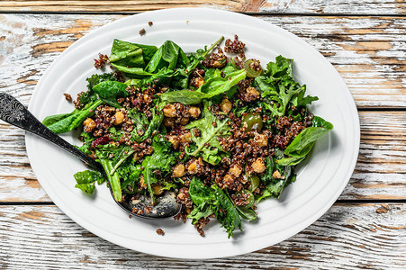 健康沙拉配有菠菜quinoa和烤蔬菜图片