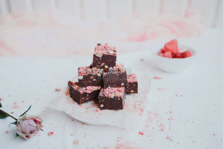 自制草莓松子巧克力软糖图片