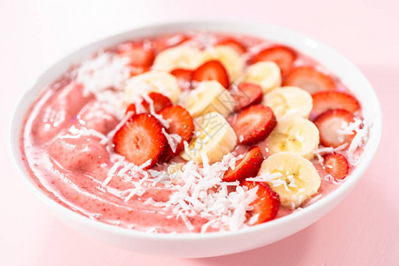 草莓和香蕉冰淇淋碗加了椰子图片