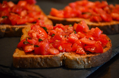 美味的西红柿意式烤面包配新鲜罗勒图片