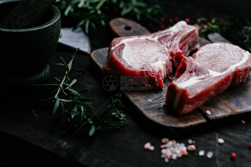 餐桌上的切板上的生肉猪图片