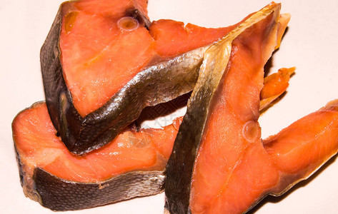 红熏鱼红鱼片的背景红鱼切成块图片
