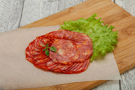 意大利传统香肠猪肉香肠配罗勒叶图片