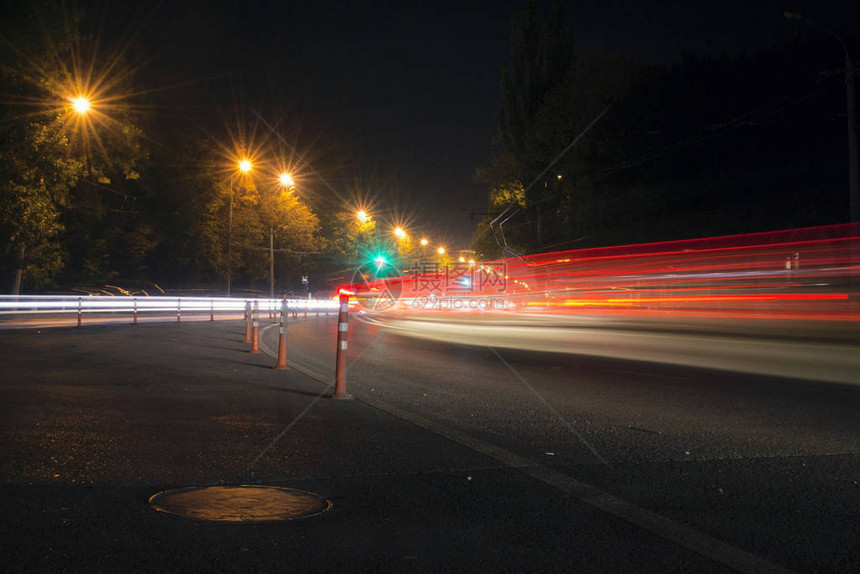 夜间在高速公图片