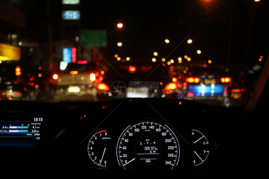 夜晚城市街道上的交通堵塞灯图片