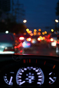 夜街交通堵塞灯光图像模糊图片