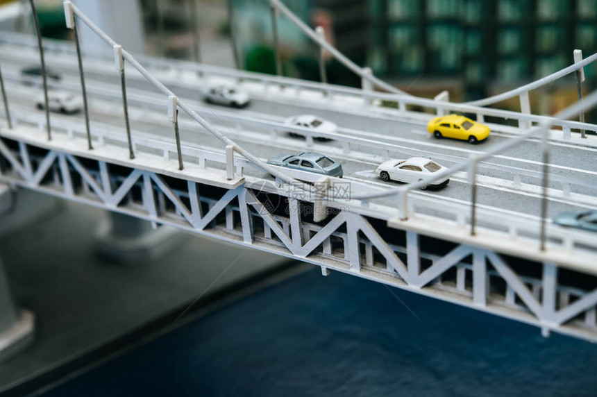 高架桥上的小型汽车模图片