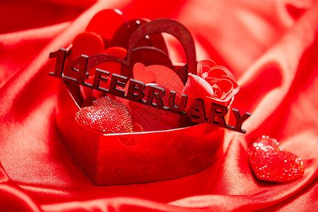 红丝织物浪漫概念上的情人节图片