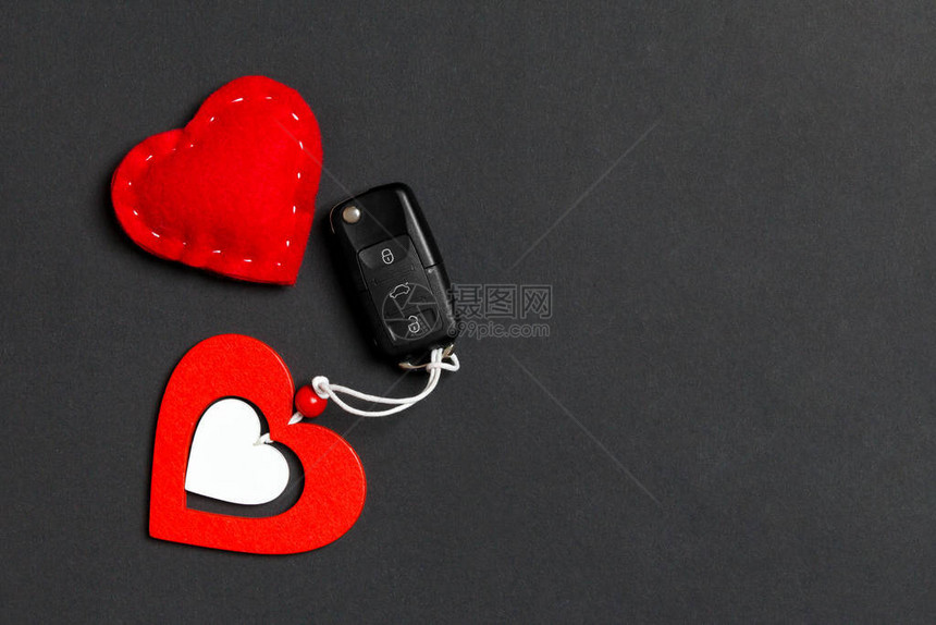 汽车钥匙木制和纺织心脏的顶端视图图片