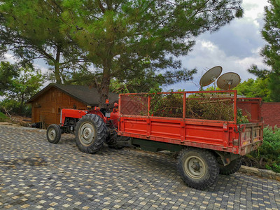 旧红色旧拖拉机图片
