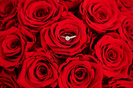 美丽的一束亮红玫瑰花配有钻石订婚图片