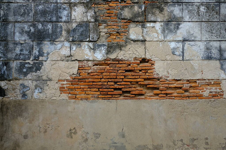 古粘土砖墙和水泥腐烂结构经风化的有复制空间的图片