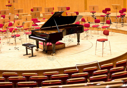 大音乐厅里的大钢琴背景图片