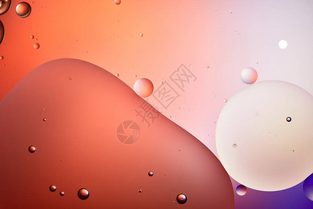来自混合水和石油泡沫的红色和紫色混水和浮图片
