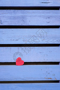 情人节背景的心在公园里的蓝色木制彩绘栅栏板上以心的图片