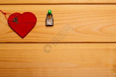 红色的心感觉出来了封闭的不开心的爱关系的不情愿锁和钥匙个人空间非常规的解决方案图片