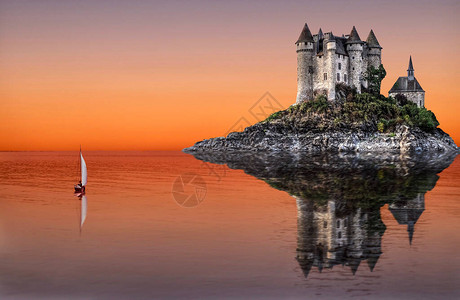 中世纪城堡在湖边的岩石和帆船上图片