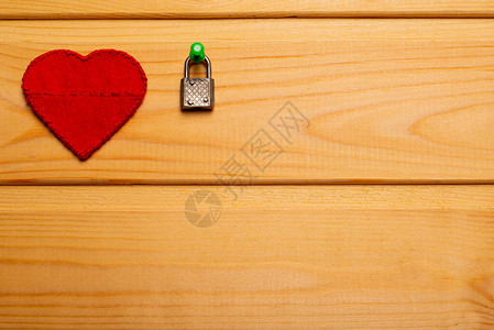 红色的心感觉出来了封闭的感情不开心的爱关系的不情愿锁和钥匙个人空间非常规的解决方案图片