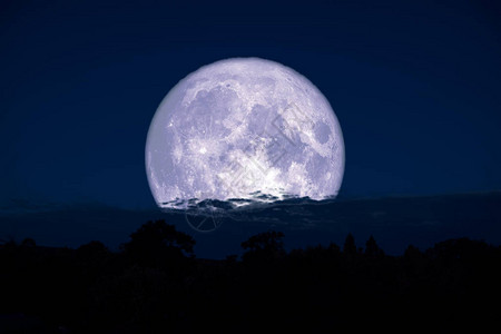 超级牛奶月亮回到夜空的剪影山上图片