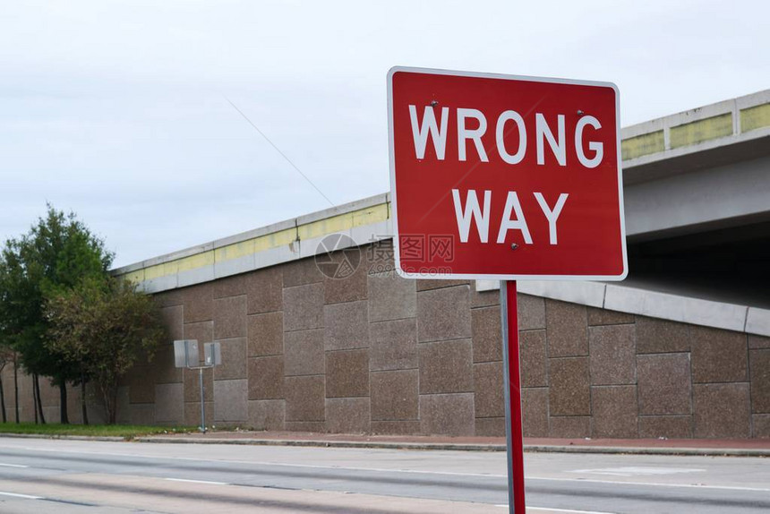 在城市郊区高速公路前方路边的错误路标图片