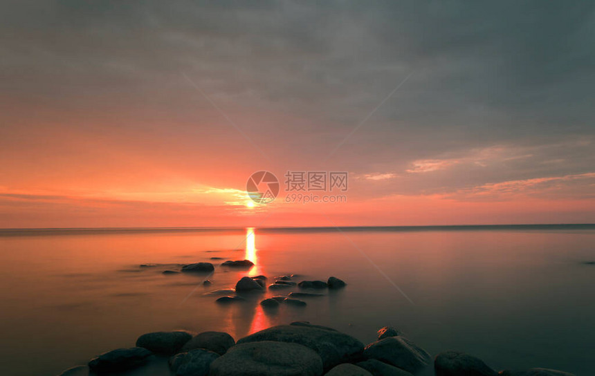 夏日傍晚波罗的海美丽的日落图片