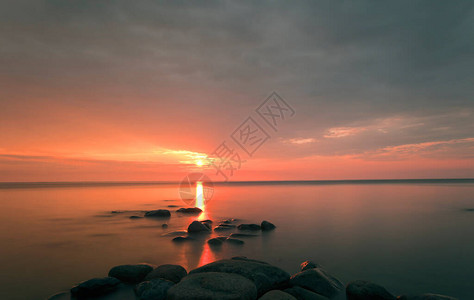 夏日傍晚波罗的海美丽的日落图片