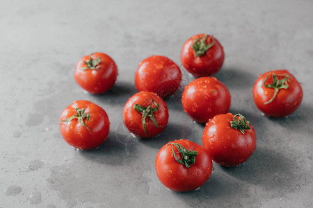 近距离拍摄红色美味的传宝西红柿图片