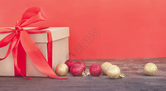 圣诞红蝴蝶结礼盒图片